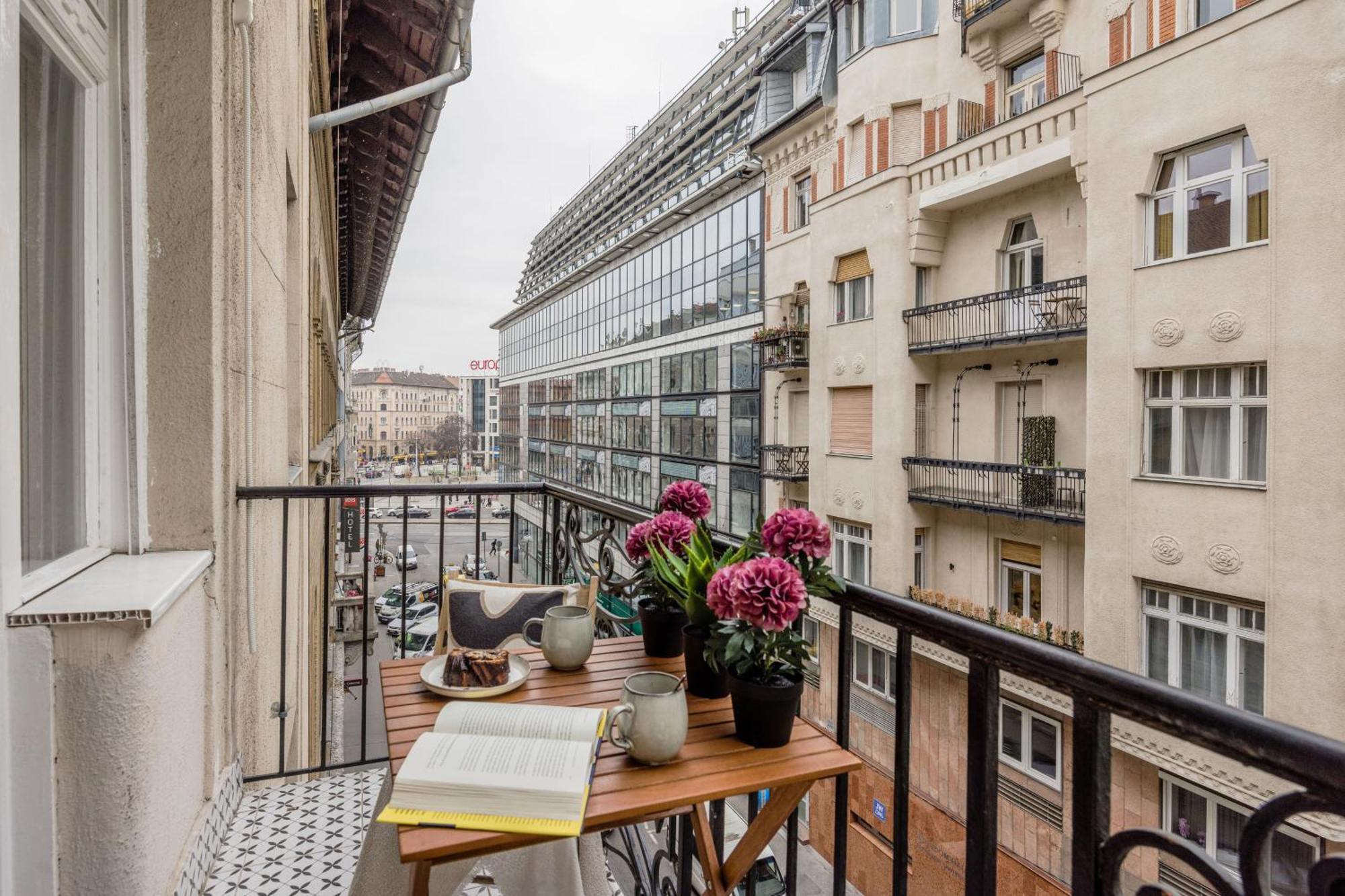 Central Charm In Budapest'S Bustling 7Th District — Photos 2