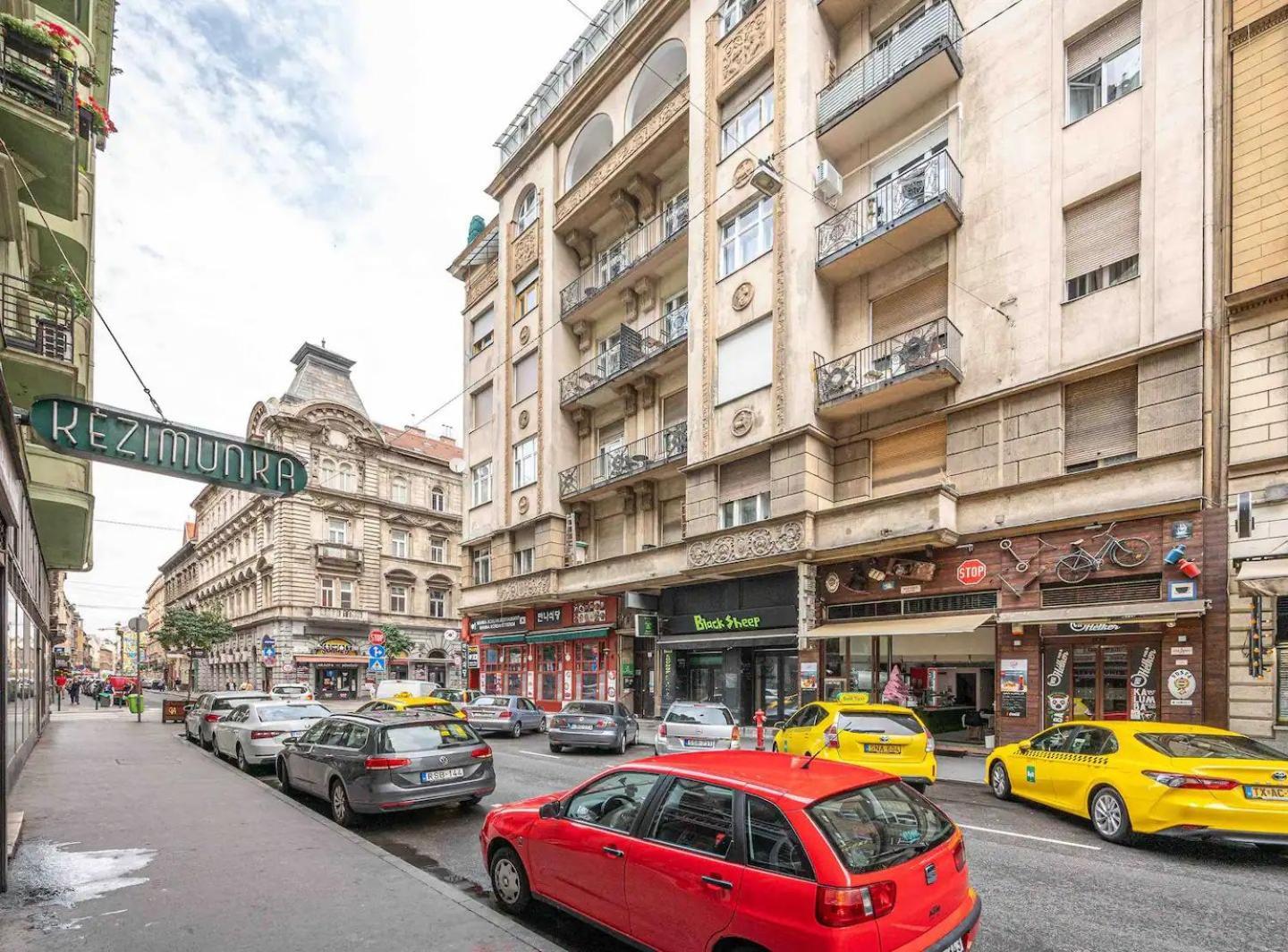 Central Charm In Budapest'S Bustling 7Th District — Photos 3